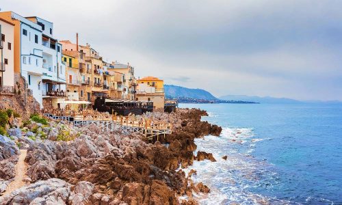 restaurant an der felsigen küste der altstadt von cefalu in der region palermo auf der insel sizilien in italien